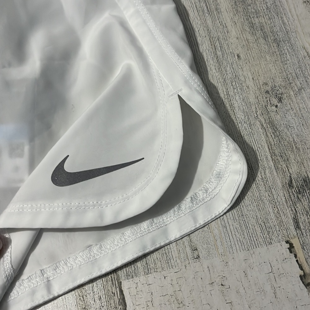 Nike dri-fit white shorts size M. New - Picture 8 of 8